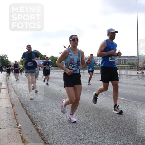 29.06.2025 - hella hamburg halbmarathon Lena Gebhardt http://msf.ph/oto/8460856 29.06.2025 09:54:48 Lombardsbrücke 12670, 15479, 18801, 9710, 2955, 1171, 1342, 1549, 1817, 1942, 2020, 2222, 2367, 2442, 2470, 2561, 2592, 2596, 2670, 2816, 2889, 2955, 3208, 3209, 3562, 4017, 4816, 4832, 5020, 5399, 5447, 5705, 5706, 5884, 6266, 6290, 6389, 6723, 6819, 6923, 6978, 6991, 7087, 7274, 7335, 7659, 7709, 7908, 8117, 8142, 8374, 8482, 8487, 8576, 8657, 8698, 8916, 8981, 9038, 9051, 9093, 9476, 9661, 9710, 9815, 9924, 10057, 10237, 11333 meine-sportfotos.de