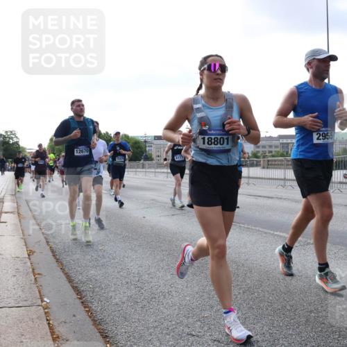 29.06.2025 - hella hamburg halbmarathon Lena Gebhardt http://msf.ph/oto/8460866 29.06.2025 09:54:49 Lombardsbrücke 18801, 12670, 15479, 8117, 2955, 1171, 1342, 1549, 1817, 1942, 2020, 2222, 2367, 2442, 2470, 2561, 2592, 2596, 2670, 2816, 2889, 2955, 3208, 3209, 3562, 4017, 4816, 4832, 5020, 5399, 5447, 5638, 5705, 5706, 5884, 6266, 6290, 6389, 6723, 6819, 6923, 6978, 6991, 7087, 7274, 7335, 7659, 7709, 7908, 8117, 8142, 8374, 8482, 8487, 8576, 8657, 8698, 8916, 8981, 9031, 9038, 9051, 9093, 9476, 9661, 9710, 9815, 9869, 9924, 10057, 10237, 11333 meine-sportfotos.de