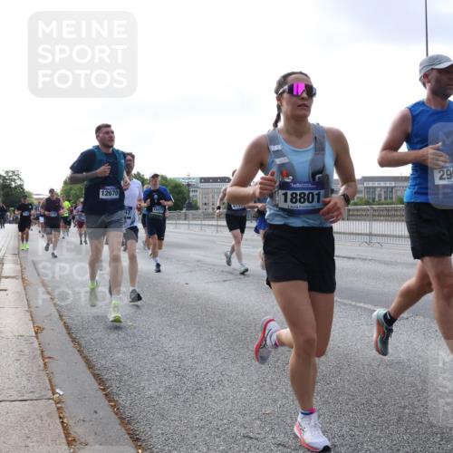 29.06.2025 - hella hamburg halbmarathon Lena Gebhardt http://msf.ph/oto/8460881 29.06.2025 09:54:49 Lombardsbrücke 12670, 15479, 18801, 2955, 1171, 1342, 1549, 1817, 1942, 2020, 2222, 2367, 2442, 2470, 2561, 2592, 2596, 2670, 2816, 2889, 2955, 3208, 3209, 3562, 4017, 4816, 4832, 5020, 5399, 5447, 5638, 5705, 5706, 5884, 6266, 6290, 6389, 6723, 6819, 6923, 6978, 6991, 7087, 7274, 7335, 7659, 7709, 7908, 8117, 8142, 8374, 8482, 8487, 8576, 8657, 8698, 8916, 8981, 9031, 9038, 9051, 9093, 9476, 9661, 9710, 9815, 9869, 9924, 10057, 10237, 11333 meine-sportfotos.de