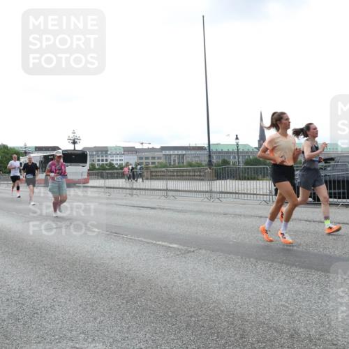 29.06.2025 - hella hamburg halbmarathon Lena Gebhardt http://msf.ph/oto/8460887 29.06.2025 10:31:54 Lombardsbrücke 2672, 1879, 1235, 1311, 1373, 1844, 1879, 2384, 2672, 2831, 2832, 3221, 3239, 3358, 3396, 3397, 3424, 3571, 3681, 3751, 3752, 3822, 4314, 4877, 4924, 4953, 5156, 5165, 5496, 5601, 5658, 5743, 5965, 6160, 6218, 6252, 6546, 6573, 6640, 6718, 6727, 7135, 7239, 7295, 7334, 7344, 7535, 7570, 7695, 7772, 7789, 7816, 7898, 8304, 8538, 8620, 8806, 9078, 9104, 9183, 9478, 9812, 9883, 10240, 10586, 11587, 13724, 17404, 17517, 17706 meine-sportfotos.de