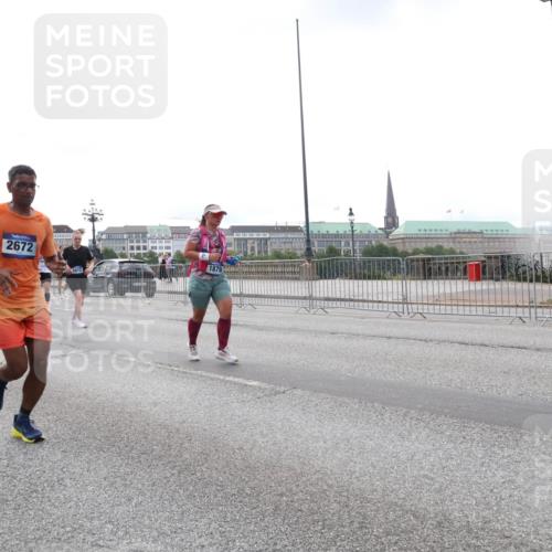 29.06.2025 - hella hamburg halbmarathon Lena Gebhardt http://msf.ph/oto/8460999 29.06.2025 10:31:56 Lombardsbrücke 2672, 1711, 3751, 9812, 1879, 1235, 1311, 1373, 1844, 1879, 1987, 2349, 2384, 2672, 2831, 2832, 2943, 3221, 3239, 3358, 3396, 3397, 3424, 3571, 3681, 3751, 3752, 3822, 4314, 4605, 4877, 4924, 4953, 5156, 5165, 5496, 5601, 5658, 5743, 5965, 6160, 6218, 6252, 6546, 6573, 6640, 6718, 6727, 7135, 7239, 7295, 7334, 7344, 7535, 7570, 7695, 7772, 7789, 7816, 7898, 8304, 8538, 8620, 8806, 9078, 9104, 9183, 9478, 9812, 9883, 10240, 10586, 13724, 17404, 17517 meine-sportfotos.de