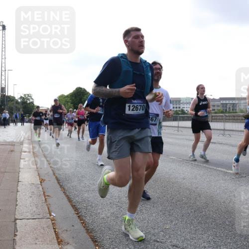 29.06.2025 - hella hamburg halbmarathon Lena Gebhardt http://msf.ph/oto/8461019 29.06.2025 09:54:50 Lombardsbrücke 18797, 12670, 67, 8657, 1171, 1342, 1549, 1817, 1942, 2020, 2222, 2367, 2442, 2470, 2561, 2592, 2596, 2670, 2816, 2889, 2955, 3208, 3209, 3562, 4017, 4816, 4832, 5020, 5399, 5447, 5638, 5705, 5706, 5884, 6266, 6290, 6389, 6723, 6819, 6923, 6978, 6991, 7087, 7274, 7335, 7659, 7709, 7908, 8117, 8142, 8374, 8482, 8487, 8576, 8657, 8698, 8916, 8981, 9031, 9038, 9051, 9093, 9159, 9476, 9661, 9710, 9815, 9869, 9924, 10057, 10237, 11333 meine-sportfotos.de