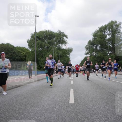 29.06.2025 - hella hamburg halbmarathon Luisa Fischer http://msf.ph/oto/8461046 29.06.2025 10:38:59 Kennedybrücke 16311, 11979, 17186, 18292, 1336, 2412, 2827, 4413, 8947 meine-sportfotos.de