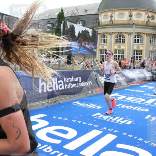 29.06.2025 - hella hamburg halbmarathon Michael Strokosch http://msf.ph/oto/8461079 29.06.2025 10:32:50 Ziel 7965, 8062, 12987, 13686, 14028, 15054, 16425, 17117, 17151, 18687 meine-sportfotos.de