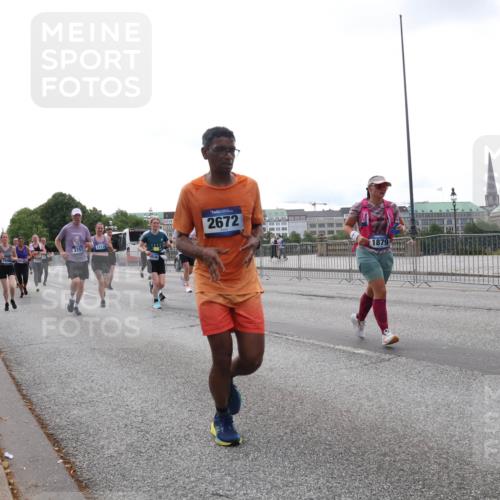 29.06.2025 - hella hamburg halbmarathon Lena Gebhardt http://msf.ph/oto/8461082 29.06.2025 10:31:56 Lombardsbrücke 3751, 17118, 2672, 1879, 1235, 1311, 1373, 1844, 1879, 1987, 2349, 2384, 2672, 2831, 2832, 2943, 3221, 3239, 3358, 3396, 3397, 3424, 3571, 3681, 3751, 3752, 3822, 4314, 4605, 4877, 4924, 4953, 5156, 5165, 5496, 5601, 5658, 5743, 5965, 6160, 6218, 6252, 6546, 6573, 6640, 6718, 6727, 7135, 7239, 7295, 7334, 7344, 7535, 7570, 7695, 7772, 7789, 7816, 7898, 8304, 8538, 8620, 8806, 9078, 9104, 9183, 9478, 9812, 9883, 10240, 10586, 13724, 17404, 17517 meine-sportfotos.de