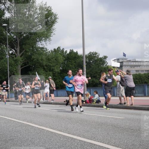 29.06.2025 - hella hamburg halbmarathon Luisa Fischer http://msf.ph/oto/8461119 29.06.2025 09:54:45 Kennedybrücke 17637, 5231, 11062, 3618, 1057, 3618, 4565, 4871, 5231, 5336, 6700, 7185, 7710, 8564, 9547, 10691 meine-sportfotos.de