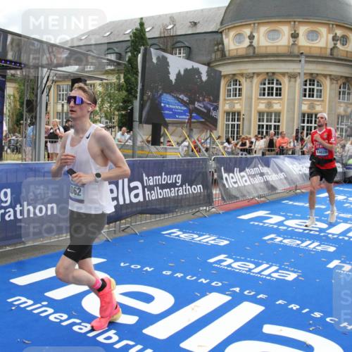 29.06.2025 - hella hamburg halbmarathon Michael Strokosch http://msf.ph/oto/8461150 29.06.2025 10:32:50 Ziel 7965, 8062, 12987, 13686, 14028, 15054, 16425, 17117, 17151, 18687 meine-sportfotos.de