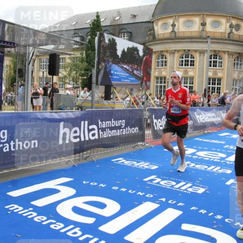 29.06.2025 - hella hamburg halbmarathon Michael Strokosch http://msf.ph/oto/8461217 29.06.2025 10:32:51 Ziel 6358, 7965, 8062, 13686, 14028, 15054, 16425, 17151, 18687 meine-sportfotos.de