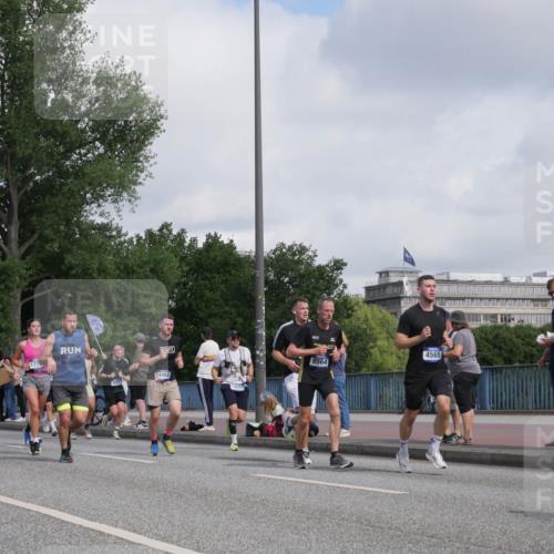 29.06.2025 - hella hamburg halbmarathon Luisa Fischer http://msf.ph/oto/8461241 29.06.2025 09:54:49 Kennedybrücke 14462, 10691, 8564, 4565, 1057, 3618, 4565, 4871, 5231, 5336, 6373, 6711, 7185, 7710, 8564, 9444, 10493, 10691 meine-sportfotos.de