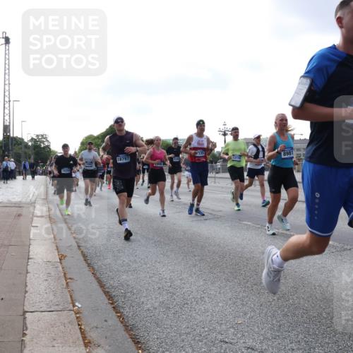 29.06.2025 - hella hamburg halbmarathon Lena Gebhardt http://msf.ph/oto/8461302 29.06.2025 09:54:51 Lombardsbrücke 1171, 1342, 1549, 1817, 1942, 2020, 2222, 2367, 2442, 2470, 2561, 2592, 2596, 2670, 2816, 2889, 2955, 3208, 3209, 3562, 4017, 4121, 4816, 4832, 5399, 5447, 5638, 5705, 5706, 5884, 6266, 6290, 6389, 6723, 6819, 6923, 6978, 6991, 7087, 7274, 7335, 7659, 7709, 7908, 8117, 8142, 8374, 8482, 8487, 8576, 8657, 8698, 8916, 8981, 9031, 9038, 9051, 9093, 9159, 9476, 9661, 9710, 9815, 9869, 9924, 9931, 10057, 10237, 11333 meine-sportfotos.de