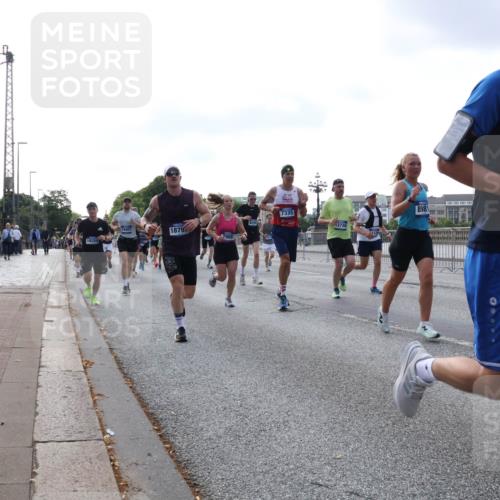 29.06.2025 - hella hamburg halbmarathon Lena Gebhardt http://msf.ph/oto/8461323 29.06.2025 09:54:51 Lombardsbrücke 7335, 16907, 1879, 13726, 18350, 8981, 18, 1171, 1342, 1549, 1817, 1942, 2020, 2222, 2367, 2442, 2470, 2561, 2592, 2596, 2670, 2816, 2889, 2955, 3208, 3209, 3562, 4017, 4121, 4816, 4832, 5399, 5447, 5638, 5705, 5706, 5884, 6266, 6290, 6389, 6723, 6819, 6923, 6978, 6991, 7087, 7274, 7335, 7659, 7709, 7908, 8117, 8142, 8374, 8482, 8487, 8576, 8657, 8698, 8916, 8981, 9031, 9038, 9051, 9093, 9159, 9476, 9661, 9710, 9815, 9869, 9924, 9931, 10057, 10237, 11333 meine-sportfotos.de