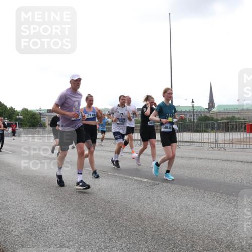 29.06.2025 - hella hamburg halbmarathon Lena Gebhardt http://msf.ph/oto/8461362 29.06.2025 10:31:58 Lombardsbrücke 7898, 17118, 17, 12663, 98121, 14536, 1235, 1311, 1373, 1844, 1879, 1987, 2349, 2384, 2672, 2831, 2832, 2943, 3022, 3221, 3239, 3358, 3396, 3397, 3424, 3571, 3681, 3751, 3752, 3822, 4314, 4605, 4877, 4924, 4953, 5156, 5165, 5496, 5601, 5658, 5743, 5965, 6160, 6218, 6252, 6546, 6573, 6640, 6718, 6727, 7135, 7239, 7295, 7334, 7344, 7535, 7570, 7695, 7789, 7816, 7898, 8175, 8304, 8538, 8620, 8806, 9078, 9104, 9183, 9478, 9812, 9883, 10240, 13724, 17404, 17517 meine-sportfotos.de