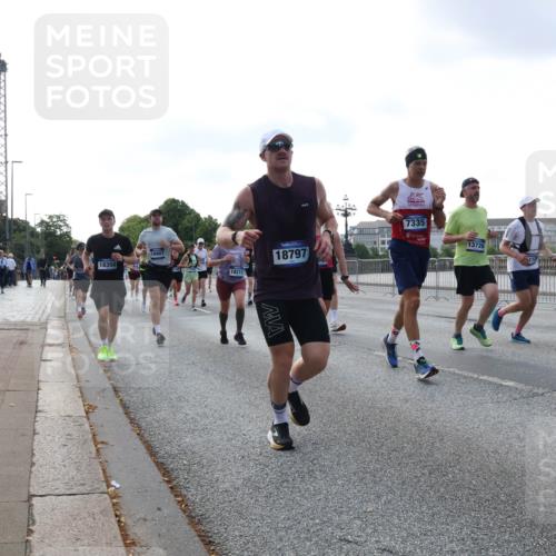 29.06.2025 - hella hamburg halbmarathon Lena Gebhardt http://msf.ph/oto/8461384 29.06.2025 09:54:52 Lombardsbrücke 18350, 16907, 18211, 18797, 7335, 13726, 1171, 1342, 1549, 1817, 1942, 2020, 2222, 2367, 2442, 2470, 2561, 2592, 2596, 2670, 2816, 2889, 2955, 3208, 3209, 3562, 4017, 4121, 4816, 4832, 5399, 5447, 5638, 5705, 5706, 5884, 6266, 6290, 6389, 6723, 6819, 6923, 6978, 6991, 7087, 7274, 7335, 7659, 7709, 7908, 8117, 8142, 8371, 8374, 8437, 8482, 8487, 8657, 8916, 8981, 9031, 9038, 9051, 9093, 9159, 9476, 9661, 9710, 9869, 9924, 9931, 10057, 10237, 11333 meine-sportfotos.de