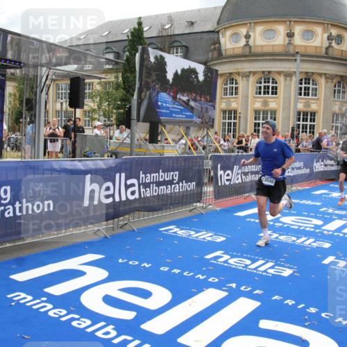 29.06.2025 - hella hamburg halbmarathon Michael Strokosch http://msf.ph/oto/8461394 29.06.2025 10:32:54 Ziel 4463, 4749, 6358, 10453, 12290, 13686, 14028, 15054, 16425, 18687, 19059 meine-sportfotos.de