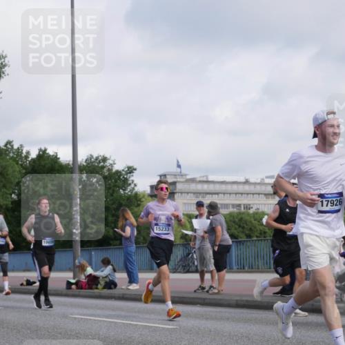 29.06.2025 - hella hamburg halbmarathon Luisa Fischer http://msf.ph/oto/8461408 29.06.2025 09:54:54 Kennedybrücke 9444, 6550, 18659, 15233, 17926, 1057, 1169, 1604, 3305, 4871, 4915, 5007, 5336, 6373, 6711, 7185, 7710, 8852, 9444, 10493, 10691 meine-sportfotos.de
