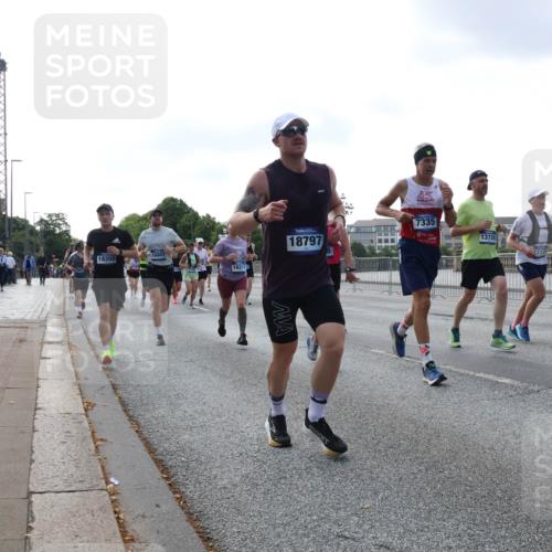 29.06.2025 - hella hamburg halbmarathon Lena Gebhardt http://msf.ph/oto/8461416 29.06.2025 09:54:52 Lombardsbrücke 16907, 18350, 18211, 18797, 7335, 13726, 1171, 1342, 1549, 1817, 1942, 2020, 2222, 2367, 2442, 2470, 2561, 2592, 2596, 2670, 2816, 2889, 2955, 3208, 3209, 3562, 4017, 4121, 4816, 4832, 5399, 5447, 5638, 5705, 5706, 5884, 6266, 6290, 6389, 6723, 6819, 6923, 6978, 6991, 7087, 7274, 7335, 7659, 7709, 7908, 8117, 8142, 8371, 8374, 8437, 8482, 8487, 8657, 8916, 8981, 9031, 9038, 9051, 9093, 9159, 9476, 9661, 9710, 9869, 9924, 9931, 10057, 10237, 11333 meine-sportfotos.de