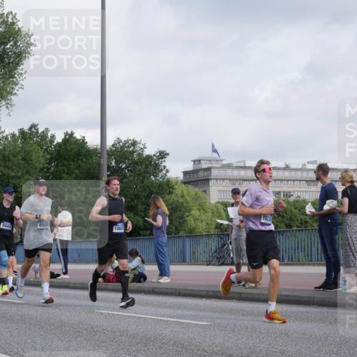 29.06.2025 - hella hamburg halbmarathon Luisa Fischer http://msf.ph/oto/8461421 29.06.2025 09:54:55 Kennedybrücke 10493, 330, 9444, 6550, 18659, 15233, 071, 1057, 1169, 1604, 3305, 4871, 4915, 5007, 5011, 5336, 6373, 6711, 7710, 8852, 9444, 10493, 10691 meine-sportfotos.de