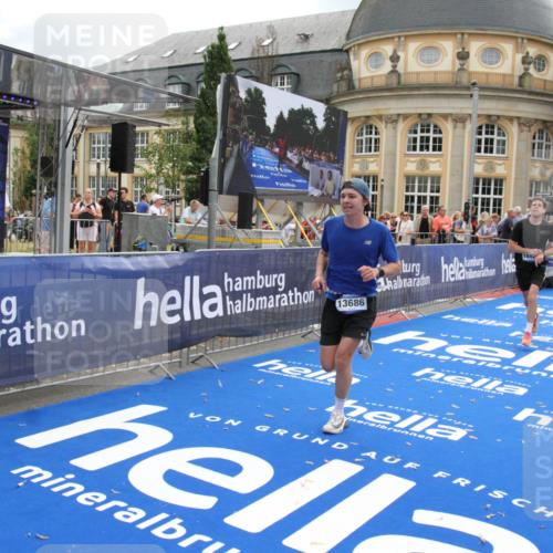 29.06.2025 - hella hamburg halbmarathon Michael Strokosch http://msf.ph/oto/8461430 29.06.2025 10:32:55 Ziel 4463, 4749, 6358, 10453, 12290, 13686, 16425, 18687, 19059 meine-sportfotos.de