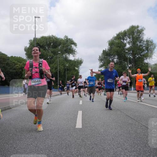 29.06.2025 - hella hamburg halbmarathon Luisa Fischer http://msf.ph/oto/8461449 29.06.2025 10:39:14 Kennedybrücke 2352, 18541, 116, 6, 10567, 1717, 6845, 5531, 1036, 1717, 2352, 2588, 3741, 5012, 5240, 5531, 6021, 6381, 6845, 6896, 7111, 7275, 7927, 8356, 10047, 10119, 10336, 10341, 10567 meine-sportfotos.de