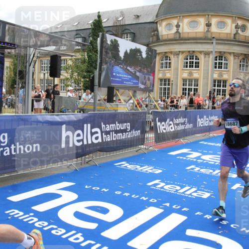 29.06.2025 - hella hamburg halbmarathon Michael Strokosch http://msf.ph/oto/8461511 29.06.2025 10:32:56 Ziel 4463, 4749, 6358, 10453, 12290, 13686, 16425, 18687, 19059 meine-sportfotos.de