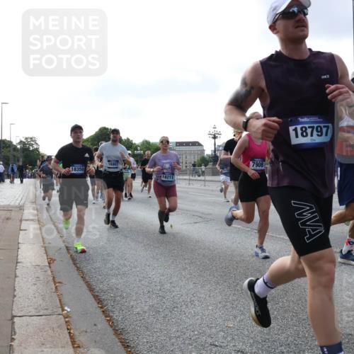 29.06.2025 - hella hamburg halbmarathon Lena Gebhardt http://msf.ph/oto/8461514 29.06.2025 09:54:52 Lombardsbrücke 18350, 16907, 1821, 7908, 18797, 3726, 1171, 1342, 1549, 1817, 1942, 2020, 2222, 2367, 2442, 2470, 2561, 2592, 2596, 2670, 2816, 2889, 2955, 3208, 3209, 3562, 4017, 4121, 4816, 4832, 5399, 5447, 5638, 5705, 5706, 5884, 6266, 6290, 6389, 6723, 6819, 6923, 6978, 6991, 7087, 7274, 7335, 7659, 7709, 7908, 8117, 8142, 8371, 8374, 8437, 8482, 8487, 8657, 8916, 8981, 9031, 9038, 9051, 9093, 9159, 9476, 9661, 9710, 9869, 9924, 9931, 10057, 10237, 11333 meine-sportfotos.de