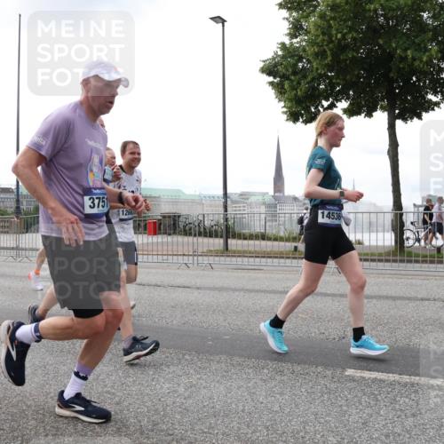 29.06.2025 - hella hamburg halbmarathon Lena Gebhardt http://msf.ph/oto/8461602 29.06.2025 10:31:59 Lombardsbrücke 3751, 12663, 14536, 1235, 1311, 1373, 1844, 1879, 1987, 2349, 2384, 2672, 2831, 2832, 2943, 3022, 3221, 3239, 3358, 3396, 3397, 3424, 3571, 3681, 3707, 3751, 3752, 3778, 3822, 4314, 4605, 4877, 4924, 4953, 5156, 5496, 5601, 5658, 5743, 5965, 6160, 6218, 6252, 6546, 6573, 6640, 6718, 6727, 7135, 7239, 7295, 7334, 7344, 7535, 7570, 7695, 7789, 7816, 7898, 8175, 8304, 8538, 8620, 8806, 9078, 9104, 9183, 9206, 9478, 9812, 9883, 10240, 13724, 17404, 17517 meine-sportfotos.de