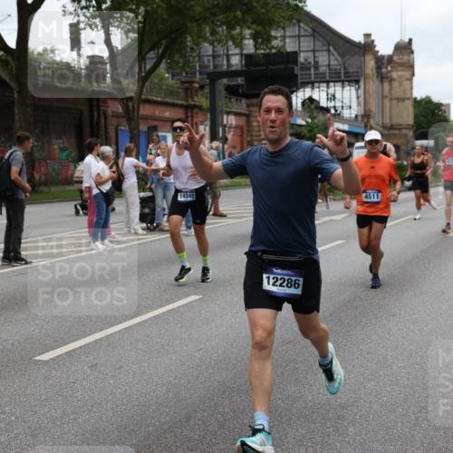 29.06.2025 - hella hamburg halbmarathon Yannick Fuchs http://msf.ph/oto/8461629 29.06.2025 10:56:49 20KM 1114, 1194, 1212, 1420, 1427, 1531, 1674, 1851, 2447, 2582, 2683, 2911, 3001, 3182, 3248, 3625, 3740, 4389, 4511, 5763, 6311, 6602, 6752, 6966, 7453, 7869, 8068, 8721, 8730, 9306, 11180, 11310, 12004, 12008, 12286, 12571, 12836, 12978, 13739, 13874, 13939, 14348, 14677, 14917, 16688, 17096, 17119, 17142, 17818, 18382, 18530 meine-sportfotos.de