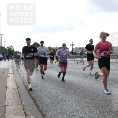 29.06.2025 - hella hamburg halbmarathon Lena Gebhardt http://msf.ph/oto/8461644 29.06.2025 09:54:53 Lombardsbrücke 661, 1835, 16907, 790, 18211, 1171, 1200, 1342, 1549, 1817, 1942, 2222, 2367, 2442, 2470, 2561, 2592, 2596, 2670, 2816, 2889, 2955, 3208, 3209, 3258, 3562, 4017, 4121, 4816, 4832, 5399, 5447, 5638, 5705, 5706, 5884, 6027, 6266, 6290, 6389, 6723, 6819, 6923, 6978, 6991, 7087, 7274, 7335, 7659, 7709, 7908, 8117, 8142, 8371, 8374, 8437, 8482, 8487, 8657, 8916, 8981, 9031, 9038, 9051, 9093, 9159, 9476, 9661, 9710, 9869, 9924, 9931, 10057, 10237, 11333 meine-sportfotos.de