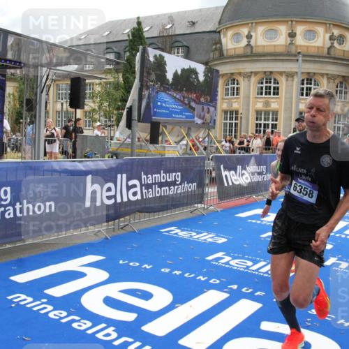 29.06.2025 - hella hamburg halbmarathon Michael Strokosch http://msf.ph/oto/8461648 29.06.2025 10:32:58 Ziel 4463, 4749, 6358, 10453, 12290, 16425, 18679, 18687, 19059 meine-sportfotos.de