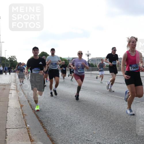 29.06.2025 - hella hamburg halbmarathon Lena Gebhardt http://msf.ph/oto/8461698 29.06.2025 09:54:53 Lombardsbrücke 18350, 16907, 1811, 18211, 6290, 7908, 1171, 1200, 1342, 1549, 1817, 1942, 2222, 2367, 2442, 2470, 2561, 2592, 2596, 2670, 2816, 2889, 2955, 3208, 3209, 3258, 3562, 4017, 4121, 4816, 4832, 5399, 5447, 5638, 5705, 5706, 5884, 6027, 6266, 6290, 6389, 6723, 6819, 6923, 6978, 6991, 7087, 7274, 7335, 7659, 7709, 7908, 8117, 8142, 8371, 8374, 8437, 8482, 8487, 8657, 8916, 8981, 9031, 9038, 9051, 9093, 9159, 9476, 9661, 9710, 9869, 9924, 9931, 10057, 10237, 11333 meine-sportfotos.de