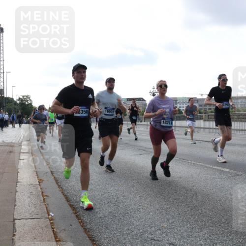 29.06.2025 - hella hamburg halbmarathon Lena Gebhardt http://msf.ph/oto/8461738 29.06.2025 09:54:53 Lombardsbrücke 314, 350, 16907, 811, 18211, 6290, 7, 1171, 1200, 1342, 1549, 1817, 1942, 2222, 2367, 2442, 2470, 2561, 2592, 2596, 2670, 2816, 2889, 2955, 3208, 3209, 3258, 3562, 4017, 4121, 4816, 4832, 5399, 5447, 5638, 5705, 5706, 5884, 6027, 6266, 6290, 6389, 6723, 6819, 6923, 6978, 6991, 7087, 7274, 7335, 7659, 7709, 7908, 8117, 8142, 8371, 8374, 8437, 8482, 8487, 8657, 8916, 8981, 9031, 9038, 9051, 9093, 9159, 9476, 9661, 9710, 9869, 9924, 9931, 10057, 10237, 11333 meine-sportfotos.de