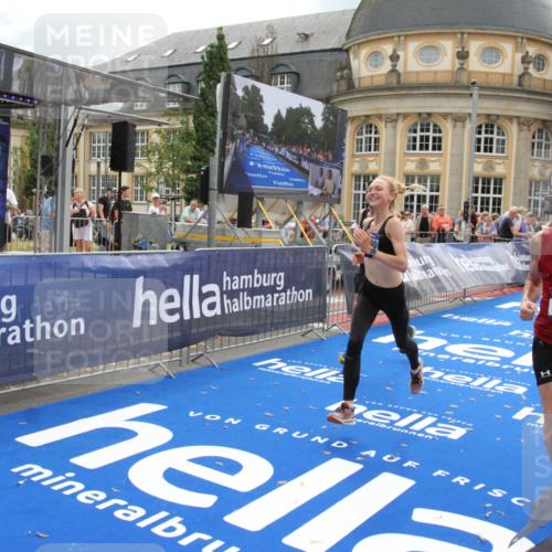 29.06.2025 - hella hamburg halbmarathon Michael Strokosch http://msf.ph/oto/8461744 29.06.2025 10:33:00 Ziel 4463, 4749, 6358, 10453, 11169, 12290, 18679, 19059 meine-sportfotos.de