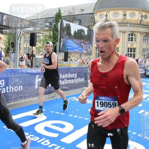 29.06.2025 - hella hamburg halbmarathon Michael Strokosch http://msf.ph/oto/8461807 29.06.2025 10:33:01 Ziel 4463, 4749, 10453, 11169, 12290, 18679, 19059 meine-sportfotos.de