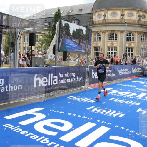 29.06.2025 - hella hamburg halbmarathon Michael Strokosch http://msf.ph/oto/8461889 29.06.2025 10:33:04 Ziel 11169, 18679 meine-sportfotos.de