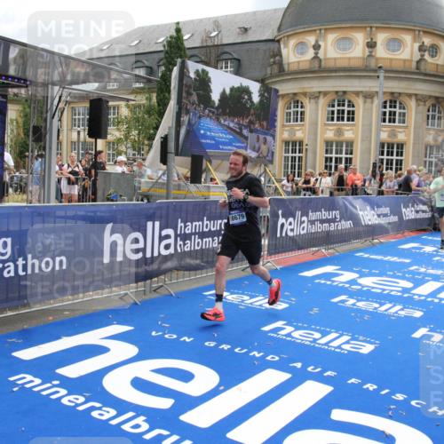 29.06.2025 - hella hamburg halbmarathon Michael Strokosch http://msf.ph/oto/8461913 29.06.2025 10:33:04 Ziel 11169, 18679 meine-sportfotos.de