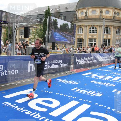 29.06.2025 - hella hamburg halbmarathon Michael Strokosch http://msf.ph/oto/8461937 29.06.2025 10:33:05 Ziel 11169, 17802, 18679 meine-sportfotos.de