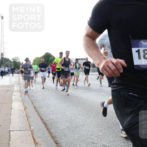 29.06.2025 - hella hamburg halbmarathon Lena Gebhardt http://msf.ph/oto/8462003 29.06.2025 09:54:54 Lombardsbrücke 661, 131, 15684, 18350, 1200, 1342, 1549, 1817, 1942, 2222, 2367, 2442, 2470, 2561, 2592, 2596, 2670, 2816, 2889, 2955, 3208, 3209, 3258, 3562, 4017, 4121, 4816, 4832, 5399, 5447, 5638, 5705, 5706, 5884, 6027, 6266, 6290, 6389, 6723, 6819, 6923, 6978, 6991, 7087, 7274, 7335, 7659, 7709, 7908, 8117, 8142, 8371, 8374, 8437, 8482, 8487, 8657, 8916, 8981, 9031, 9038, 9051, 9093, 9159, 9476, 9661, 9710, 9869, 9924, 9931, 10057, 10237, 11333 meine-sportfotos.de