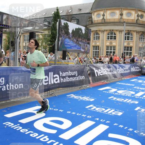 29.06.2025 - hella hamburg halbmarathon Michael Strokosch http://msf.ph/oto/8462078 29.06.2025 10:33:07 Ziel 11169, 14276, 17802, 18679 meine-sportfotos.de