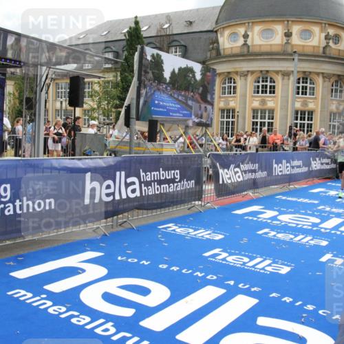 29.06.2025 - hella hamburg halbmarathon Michael Strokosch http://msf.ph/oto/8462255 29.06.2025 10:33:10 Ziel 1910, 6473, 14276, 17802 meine-sportfotos.de
