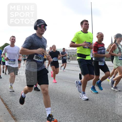 29.06.2025 - hella hamburg halbmarathon Lena Gebhardt http://msf.ph/oto/8462369 29.06.2025 09:54:56 Lombardsbrücke 1481, 12094, 9661, 6389, 15350, 13698, 259, 75, 1200, 1549, 1817, 1942, 2222, 2367, 2442, 2470, 2561, 2592, 2596, 2670, 2816, 2955, 3208, 3209, 3258, 3562, 4017, 4121, 4816, 4832, 5399, 5447, 5638, 5705, 5706, 5884, 6027, 6266, 6290, 6389, 6723, 6819, 6923, 6978, 6991, 7087, 7274, 7335, 7659, 7709, 7908, 8117, 8142, 8371, 8374, 8437, 8482, 8487, 8657, 8693, 8889, 8916, 8981, 9031, 9038, 9051, 9093, 9159, 9476, 9661, 9710, 9869, 9924, 9931, 10057, 10237, 11333 meine-sportfotos.de