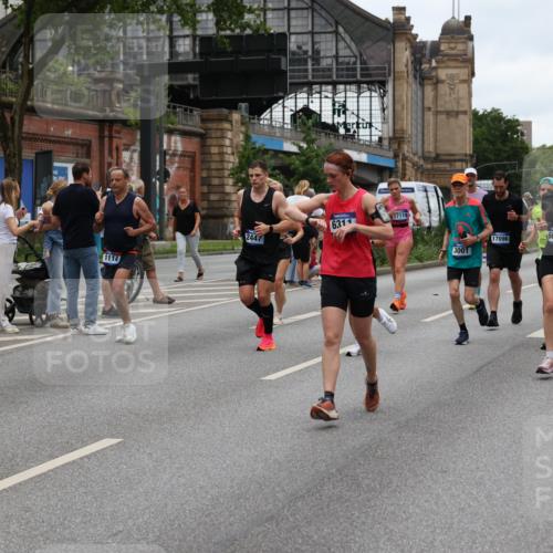 29.06.2025 - hella hamburg halbmarathon Yannick Fuchs http://msf.ph/oto/8462409 29.06.2025 10:56:52 20KM 1114, 1126, 1194, 1212, 1420, 1427, 1531, 1674, 1851, 1881, 2447, 2582, 2683, 2911, 3001, 3182, 3248, 3625, 3740, 4389, 4511, 4538, 5708, 5763, 6311, 6602, 6966, 7453, 7869, 8068, 8176, 8721, 8730, 9306, 11180, 11310, 12004, 12008, 12286, 12571, 12836, 12978, 13739, 13874, 13939, 14348, 14677, 14917, 16420, 16540, 17045, 17096, 17119, 17142, 17818, 18382, 18530, 18999 meine-sportfotos.de