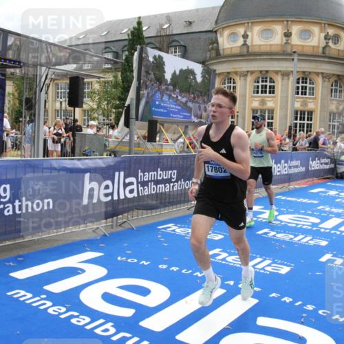 29.06.2025 - hella hamburg halbmarathon Michael Strokosch http://msf.ph/oto/8462418 29.06.2025 10:33:12 Ziel 1910, 6473, 14276, 17802 meine-sportfotos.de