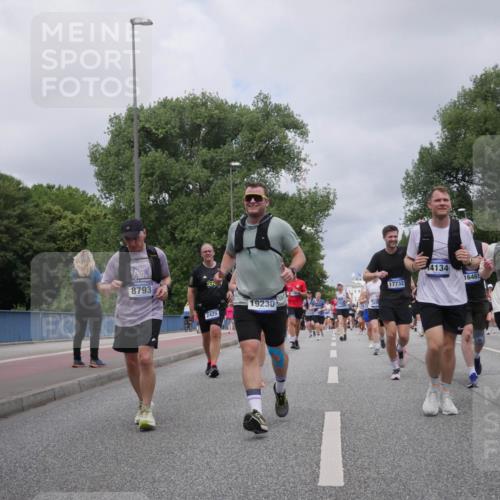 29.06.2025 - hella hamburg halbmarathon Luisa Fischer http://msf.ph/oto/8462461 29.06.2025 10:39:44 Kennedybrücke 598, 8793, 4134, 16461, 17732, 14133, 19230, 2425, 31, 1008, 1010, 1224, 3401, 3699, 4245, 5171, 5540, 5747, 6184, 6417, 8530, 8581, 9432, 10531, 10577 meine-sportfotos.de