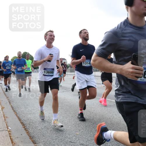 29.06.2025 - hella hamburg halbmarathon Lena Gebhardt http://msf.ph/oto/8462498 29.06.2025 09:54:56 Lombardsbrücke 14814, 12094, 3209, 13698, 13141, 61, 1200, 1549, 1817, 1942, 2222, 2367, 2442, 2470, 2561, 2592, 2596, 2670, 2816, 2955, 3208, 3209, 3258, 3562, 4017, 4121, 4816, 4832, 5399, 5447, 5638, 5705, 5706, 5884, 6027, 6266, 6290, 6389, 6723, 6819, 6923, 6978, 6991, 7087, 7274, 7335, 7659, 7709, 7908, 8117, 8142, 8371, 8374, 8437, 8482, 8487, 8657, 8693, 8889, 8916, 8981, 9031, 9038, 9051, 9093, 9159, 9476, 9661, 9710, 9869, 9924, 9931, 10057, 10237, 11333 meine-sportfotos.de