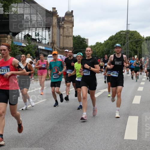 29.06.2025 - hella hamburg halbmarathon Yannick Fuchs http://msf.ph/oto/8462514 29.06.2025 10:56:52 20KM 1114, 1126, 1194, 1212, 1420, 1427, 1531, 1674, 1851, 1881, 2447, 2582, 2683, 2911, 3001, 3182, 3248, 3625, 3740, 4389, 4511, 4538, 5708, 5763, 6311, 6602, 6966, 7453, 7869, 8068, 8176, 8721, 8730, 9306, 11180, 11310, 12004, 12008, 12286, 12571, 12836, 12978, 13739, 13874, 13939, 14348, 14677, 14917, 16420, 16540, 17045, 17096, 17119, 17142, 17818, 18382, 18530, 18999 meine-sportfotos.de