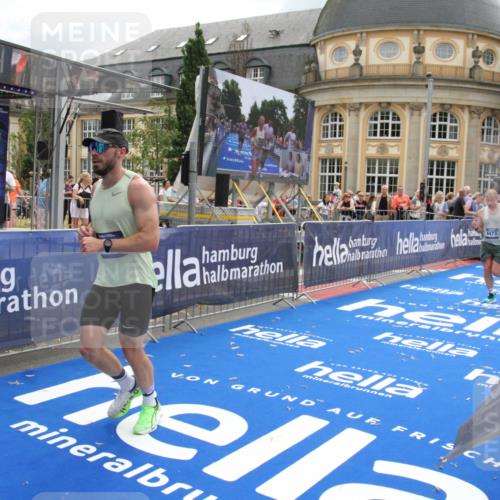 29.06.2025 - hella hamburg halbmarathon Michael Strokosch http://msf.ph/oto/8462526 29.06.2025 10:33:13 Ziel 1910, 6473, 14276, 17802 meine-sportfotos.de