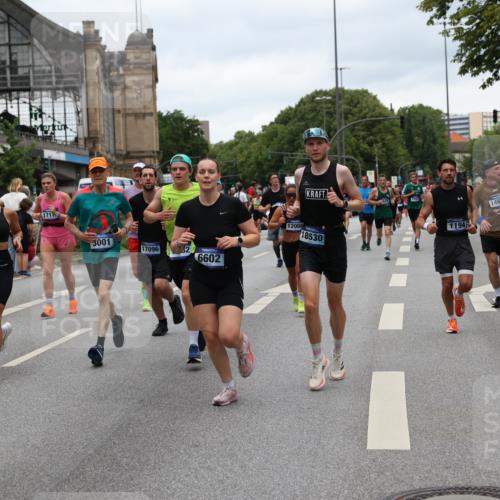 29.06.2025 - hella hamburg halbmarathon Yannick Fuchs http://msf.ph/oto/8462593 29.06.2025 10:56:52 20KM 1114, 1126, 1194, 1212, 1420, 1427, 1531, 1674, 1851, 1881, 2447, 2582, 2683, 2911, 3001, 3182, 3248, 3625, 3740, 4389, 4511, 4538, 5708, 5763, 6311, 6602, 6966, 7453, 7869, 8068, 8176, 8721, 8730, 9306, 11180, 11310, 12004, 12008, 12286, 12571, 12836, 12978, 13739, 13874, 13939, 14348, 14677, 14917, 16420, 16540, 17045, 17096, 17119, 17142, 17818, 18382, 18530, 18999 meine-sportfotos.de