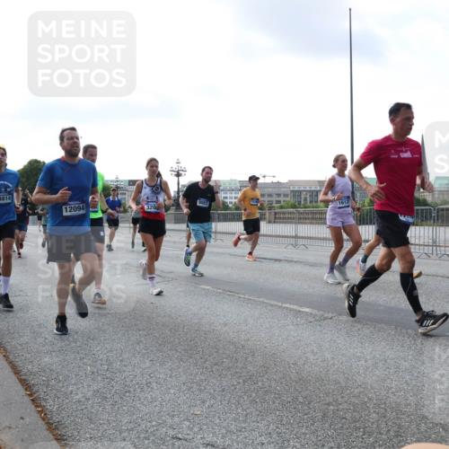 29.06.2025 - hella hamburg halbmarathon Lena Gebhardt http://msf.ph/oto/8462727 29.06.2025 09:54:57 Lombardsbrücke 14814, 12094, 320, 9093, 1200, 1549, 1817, 1942, 2222, 2367, 2442, 2470, 2561, 2592, 2596, 2670, 2816, 2955, 3208, 3209, 3258, 3562, 4017, 4121, 4816, 4832, 5399, 5447, 5638, 5705, 5706, 5884, 6027, 6266, 6290, 6389, 6723, 6819, 6923, 6978, 6991, 7087, 7274, 7335, 7659, 7908, 8117, 8142, 8371, 8374, 8437, 8482, 8487, 8657, 8693, 8889, 8916, 8981, 9031, 9038, 9051, 9093, 9159, 9476, 9661, 9710, 9869, 9924, 9931, 10057, 11333 meine-sportfotos.de