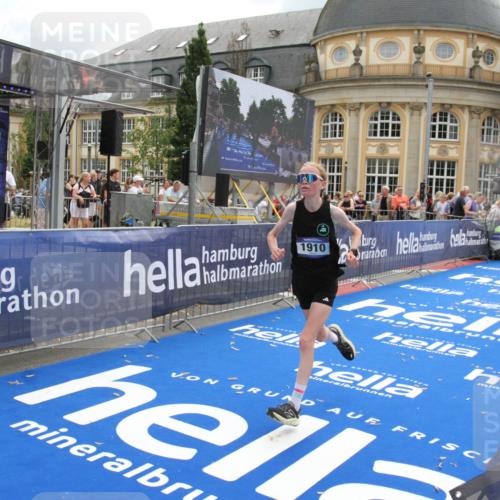 29.06.2025 - hella hamburg halbmarathon Michael Strokosch http://msf.ph/oto/8462760 29.06.2025 10:33:16 Ziel 1910, 6473, 7723, 9047, 14167, 17175, 18455 meine-sportfotos.de