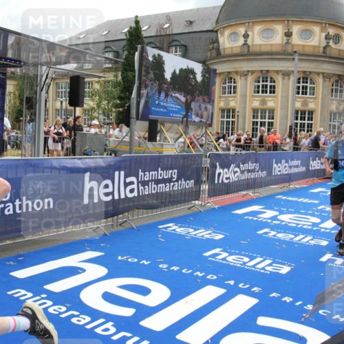 29.06.2025 - hella hamburg halbmarathon Michael Strokosch http://msf.ph/oto/8462809 29.06.2025 10:33:16 Ziel 1910, 6473, 7723, 9047, 14167, 17175, 18455 meine-sportfotos.de